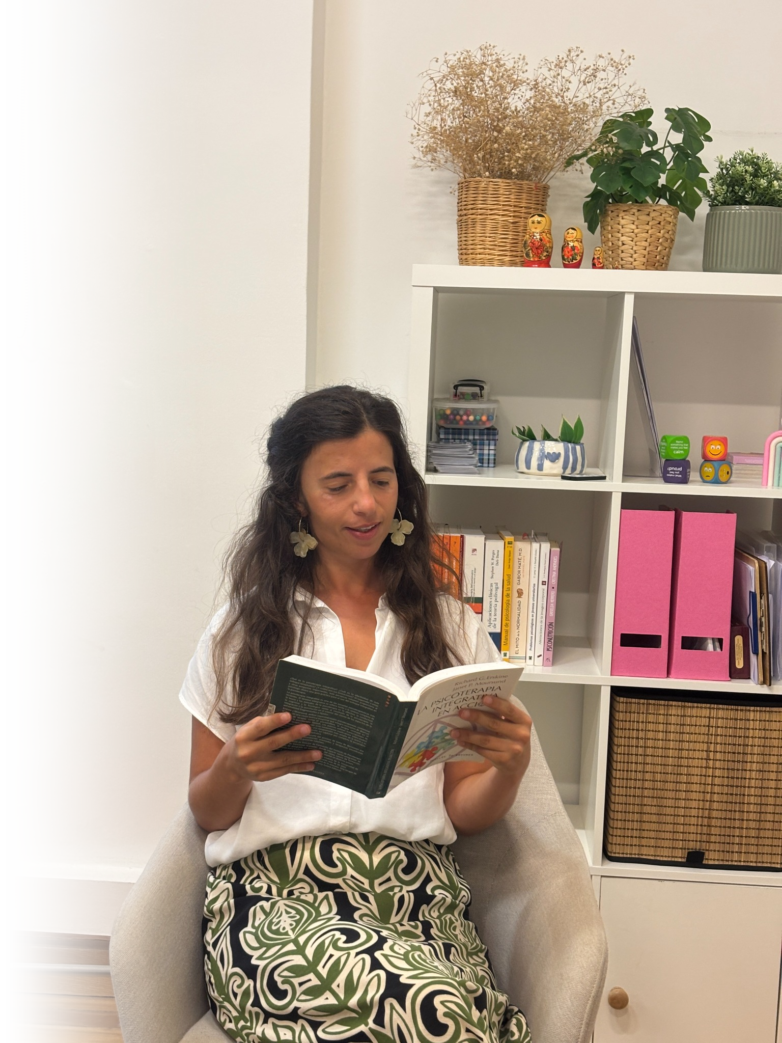 Alaia Ayerza en su consulta de Bilbao, leyendo un libro sobre psicoterapia integrativa